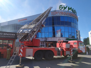 В Курске горит ТЦ "Бумеранг", на месте работают спасатели 