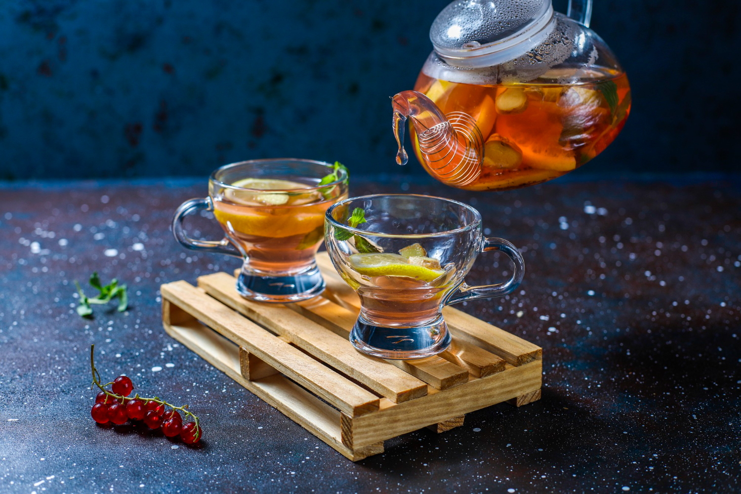 От гриппа и простуды спасёт витамин С — ешьте мандарины, апельсины, пейте чай с лимоном. Фото © Freepik