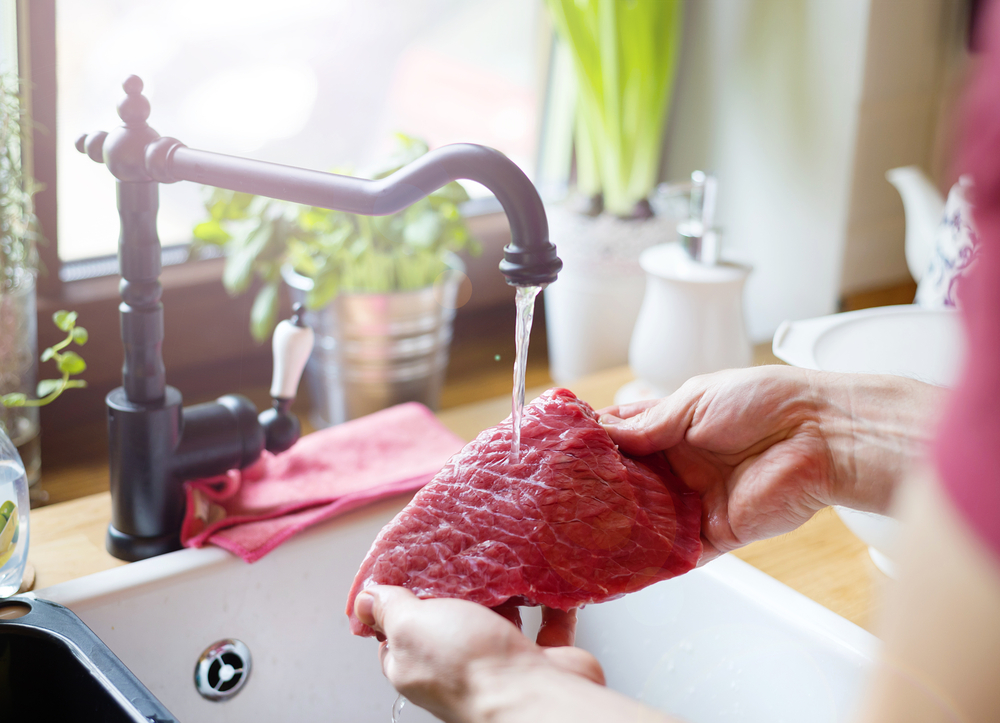 С каплями воды на кухню могут попасть микроорганизмы, что живут на поверхности мяса. Фото © Shutterstock