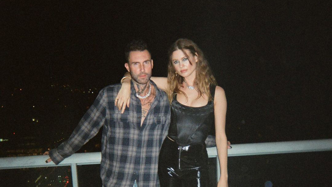 Адам Левин изменил беременной жене, и теперь на фронтмена Maroon 5 ополчились 