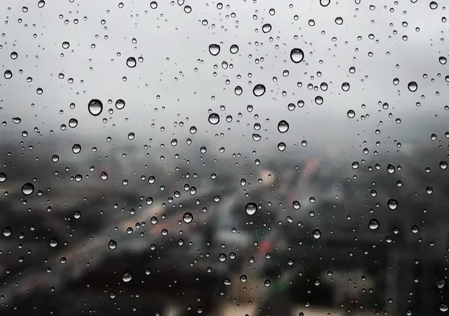 Москвичам пообещали 36-часовой дождь и холод в выходные