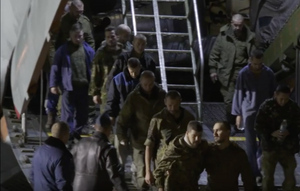 Минобороны показало видео возвращения военных РФ и Донбасса из плена на Украине