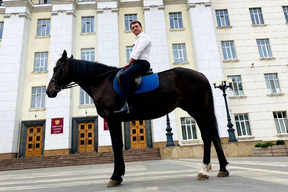 Ростовский депутат приехал на работу на лошади