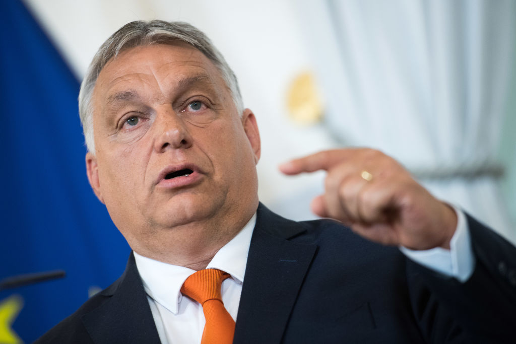 Премьер Венгрии призвал снять энергетические санкции с России до конца года