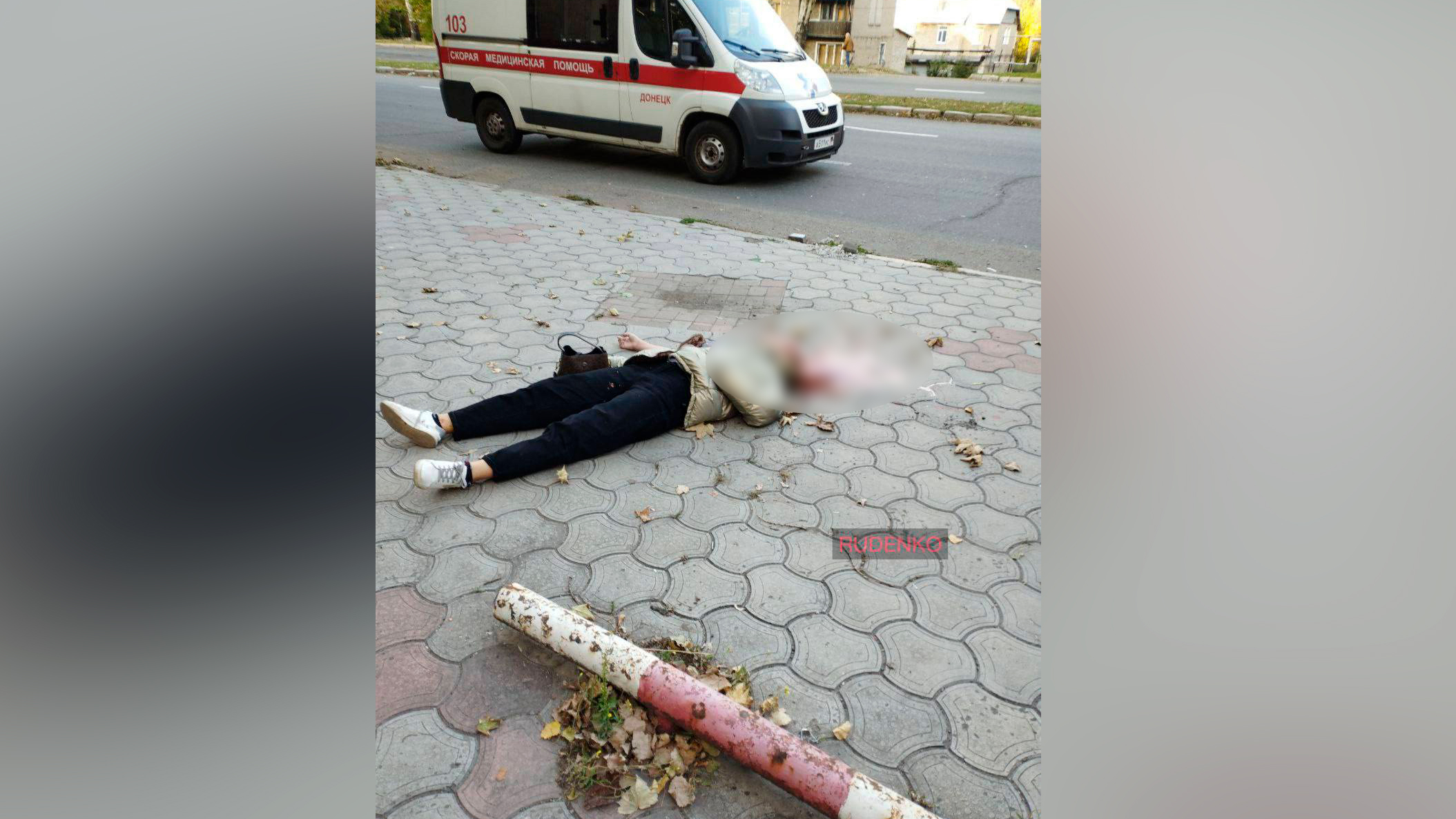 Погибшая в результате обстрела ВСУ в Донецке. Фото © Телеграм-канал "Репортёр Руденко V"