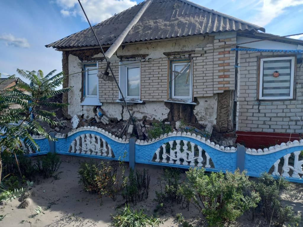 Воронка радиусом 12 метров: Опубликованы фото последствий обстрела белгородского села со стороны ВСУ