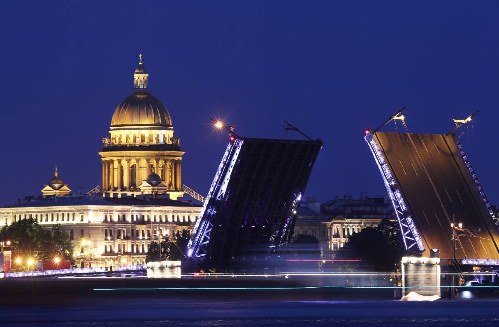 В ночь с 24 на 25 сентября Дворцовый мост в Петербурге разведут под музыку Шостаковича