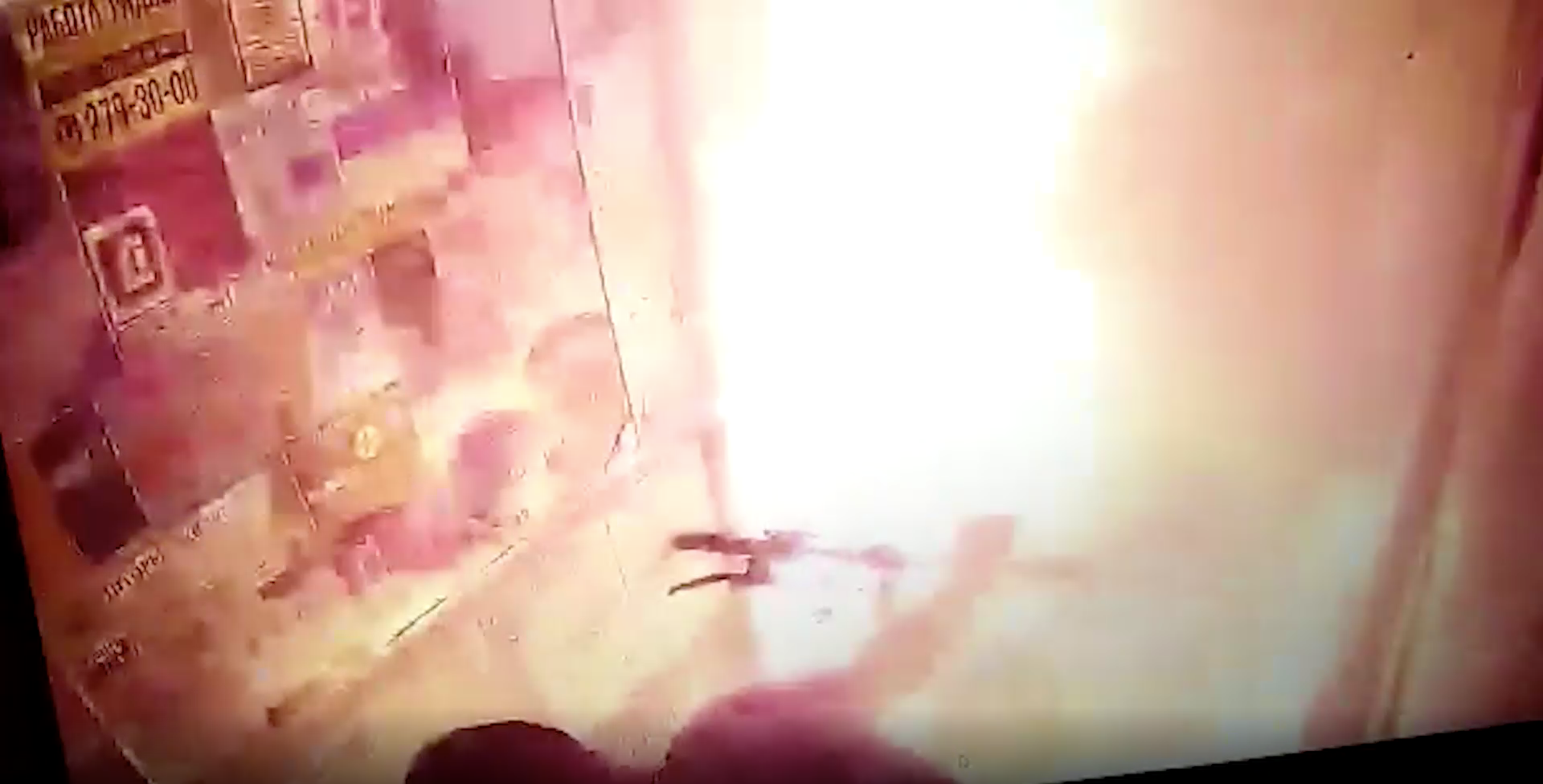 Появилось видео возгорания самоката в лифте, который чуть не сжёг заживо хозяина
