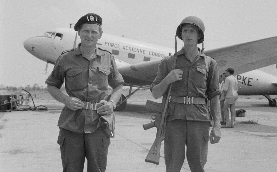 Ирландский наёмный солдат Майк Хоар со своим личным телохранителем сержантом Дональдом Грантом, 7 сентября 1964 года. Фото © Getty Images / Monks / Daily Express / Hulton Archive