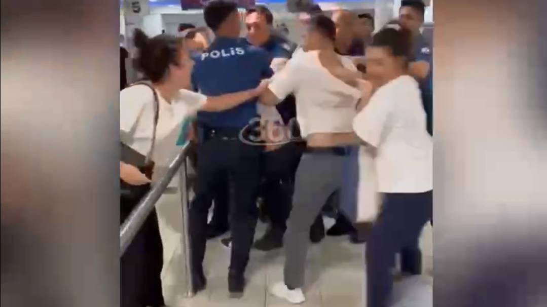 Ничего не объясняют: Туристы в Анталье устроили массовую драку перед полётом в Москву