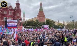 Тысячи россиян вышли на митинг "Своих не бросаем" в центре Москвы в поддержку референдумов