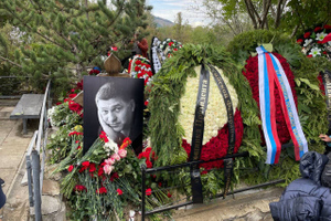 "Слёз сдержать не мог никто": Трагически погибшего актёра Пускепалиса похоронили рядом с родителями