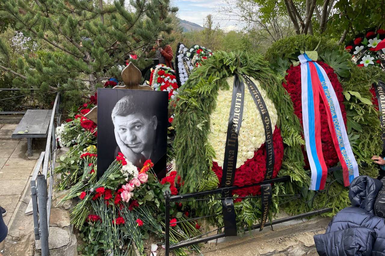 Слёз сдержать не мог никто: Трагически погибшего актёра Пускепалиса похоронили рядом с родителями