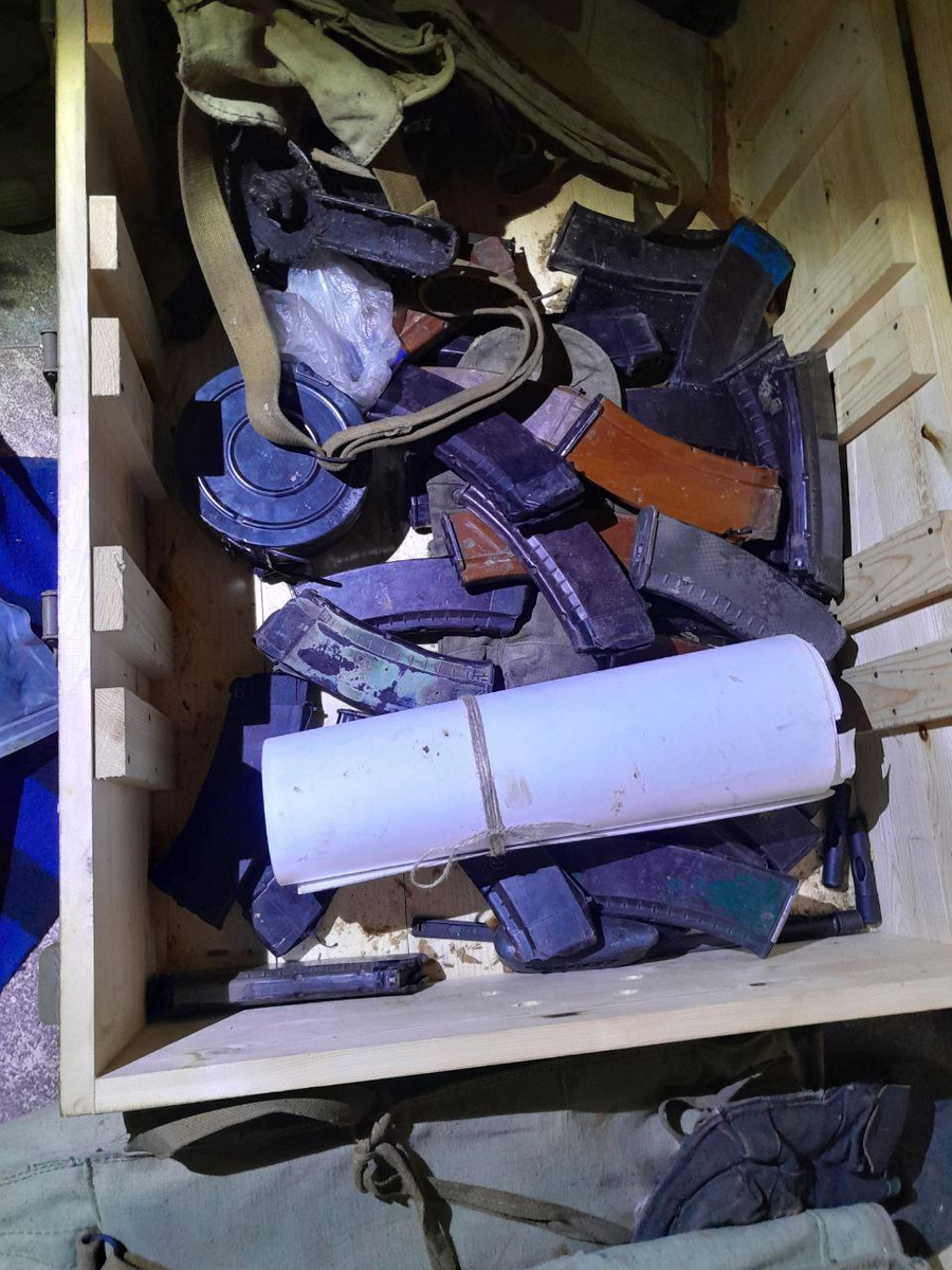 Найденное вооружение у задержанной диверсионно-разведывательной группы. Фото © Telegram / ГУ МВД Украины по Херсонской области