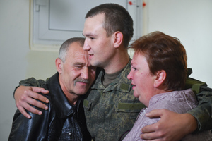 "Мам, я везунчик": Трогательное видео встречи освобождённых российских военнопленных с родными
