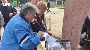 "Салют в вашу честь": Жители Донецка голосуют на референдуме на фоне обстрелов