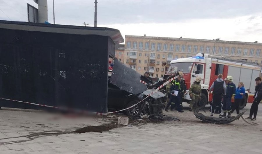 Последствия аварии в Перми, где иномарка врезалась в остановку. Фото © VK / "Подслушано Пермь"