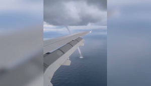 Захватывающее зрелище: Изящный смерч над Чёрным морем сняли с борта самолёта
