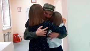 Объятия и слёзы радости: Видео встречи освобождённого из плена российского военного с семьёй