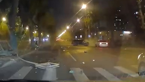 Встал и побежал: В Екатеринбурге пассажира выкинуло из машины после мощного удара