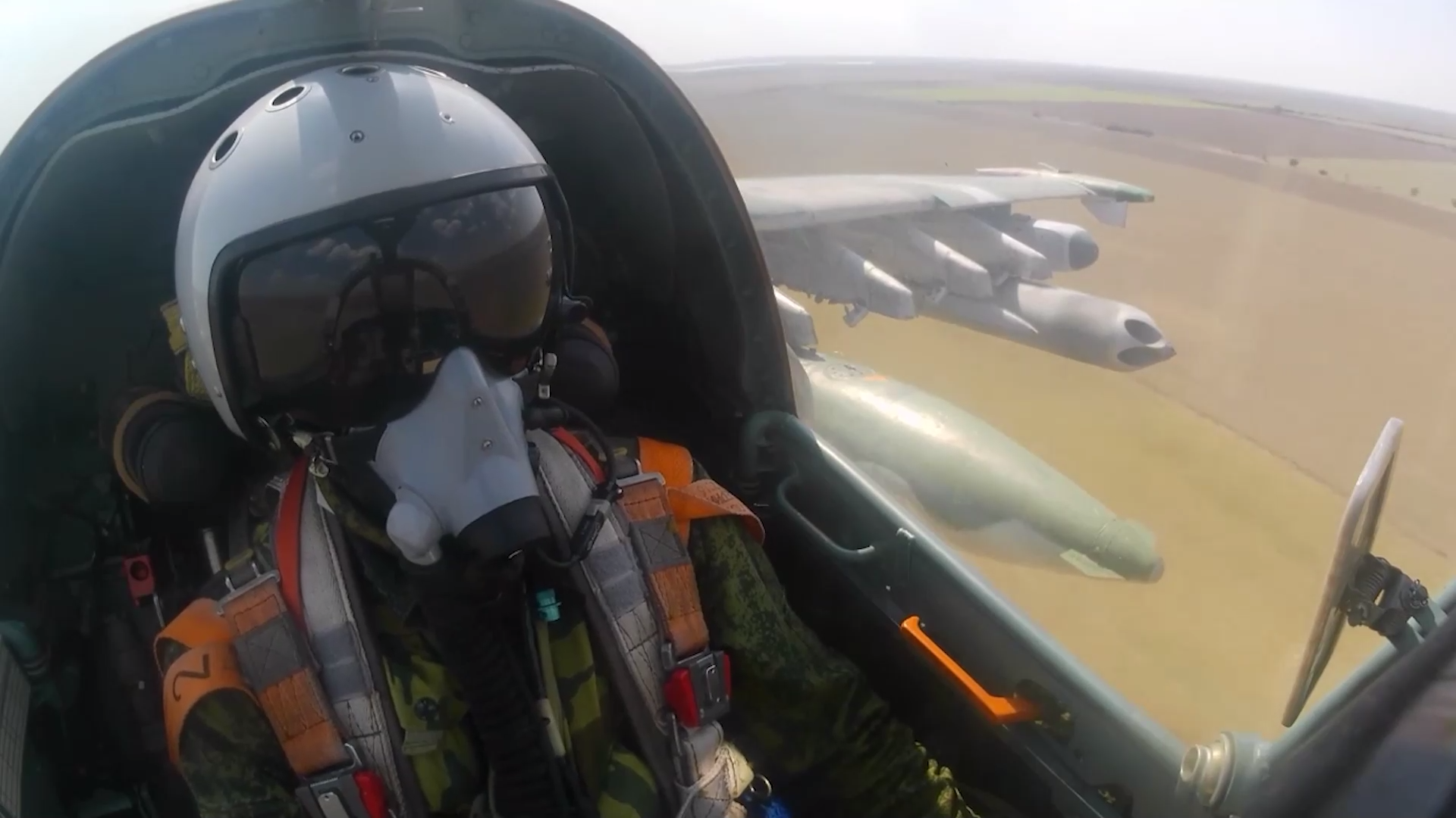 Появилось видео уничтожения российскими Су-25 замаскированных позиций ВСУ