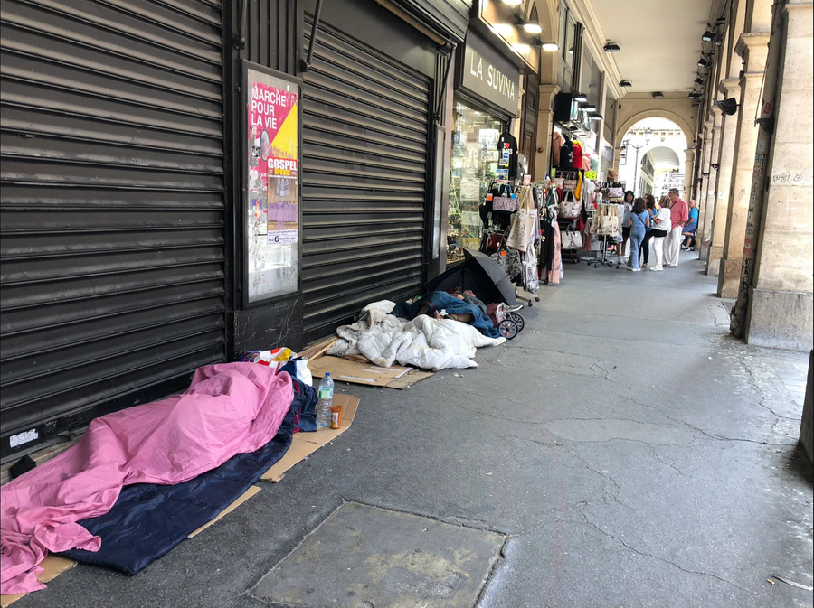 Бездомные на улице Парижа. Фото © Дзен / "Дотошный турист"