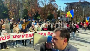 "Меняем Санду на дрова!": Тысячи жителей Кишинёва вышли на улицы с требованием отставки президента