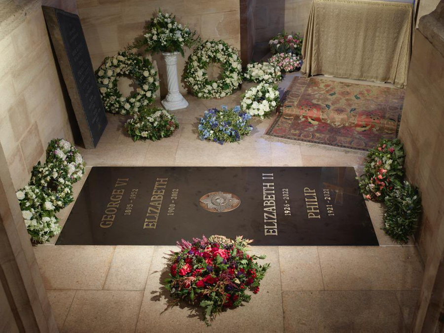 Надгробная плита в часовне Георга VI в Виндзоре. Фото © Twitter / The Royal Family