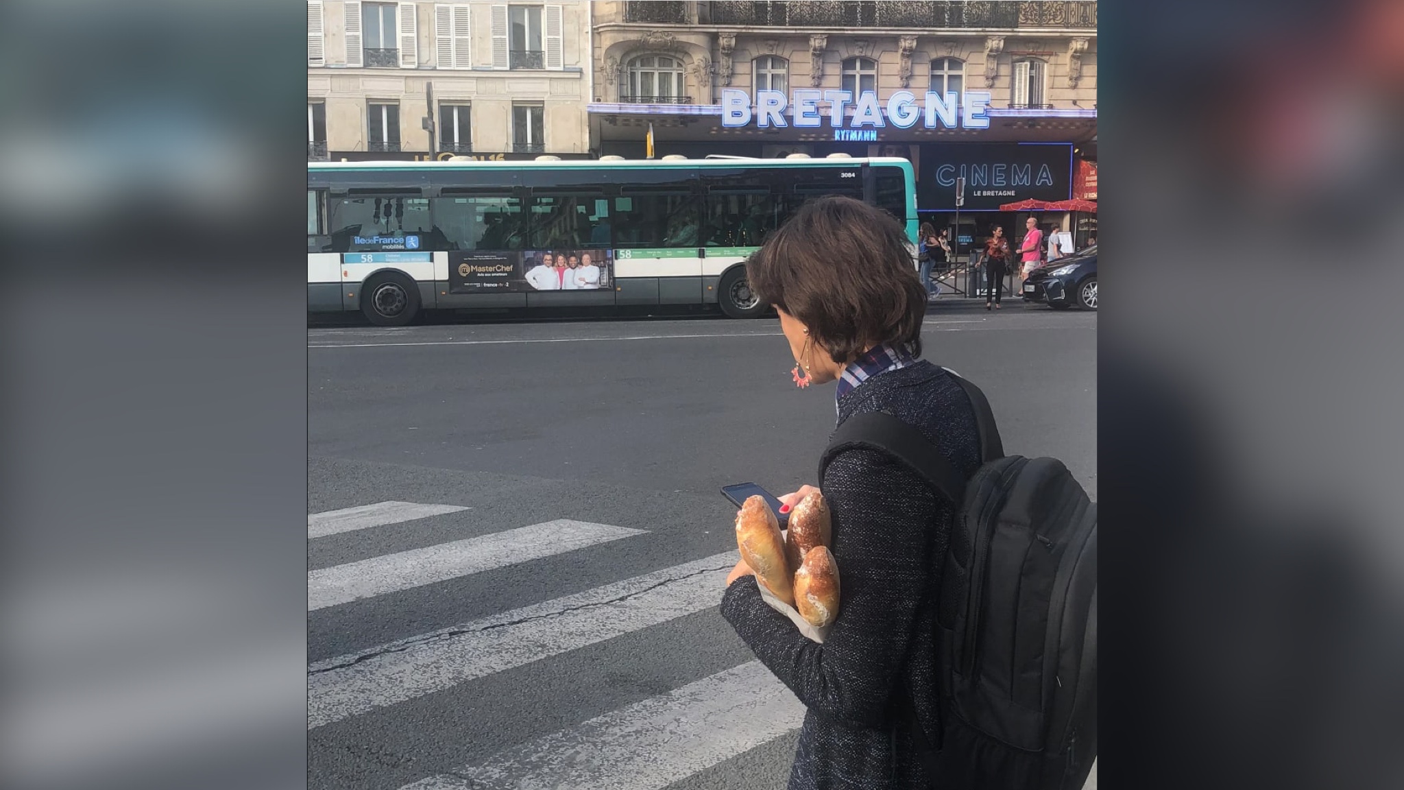 Парижанка с багетами. Фото © Дзен / "Дотошный турист"