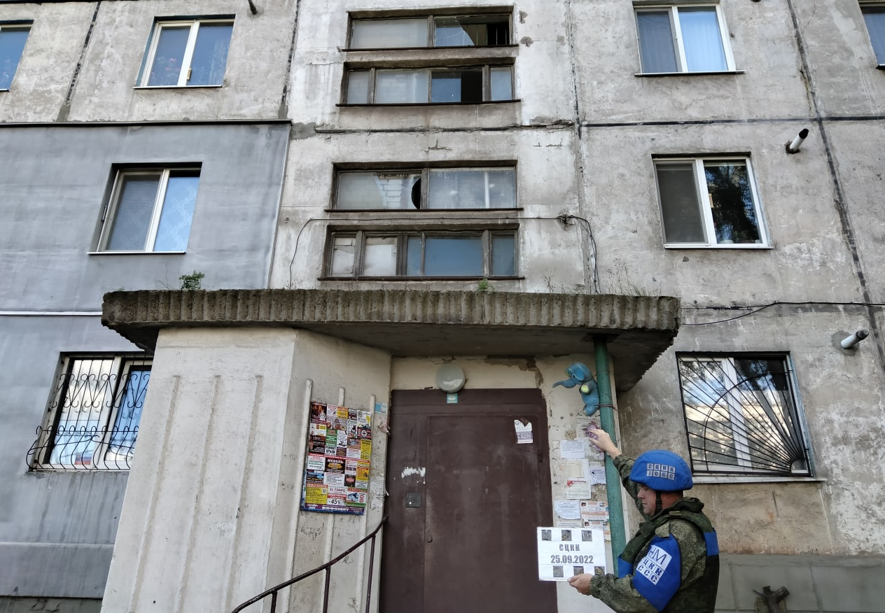 Многоквартирный дом в Алчевске, обстрелянный ВСУ. Фото © t.me / Представительство ЛНР в СЦКК