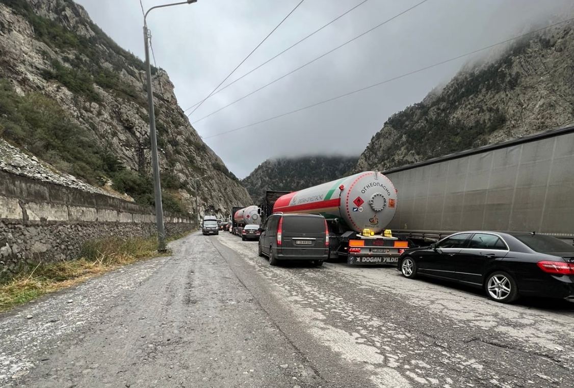В Северной Осетии открыли парковку для транзитного авто из-за пробок на границе с Грузией