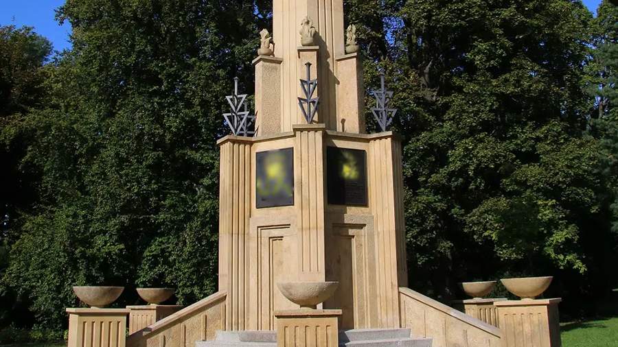 Вандал осквернил памятник красноармейцам в чешском городе Оломоуц