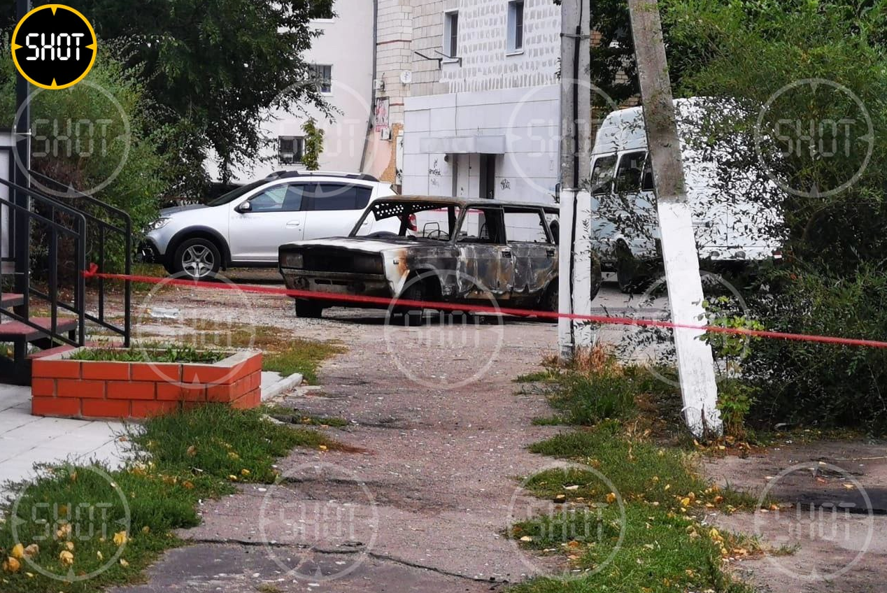 Автомобиль, который мужчина поджёг рядом с военкоматом в Урюпинске. Фото © t.me / SHOT