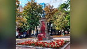 В Харькове вандалы облили красной краской памятник Пушкину