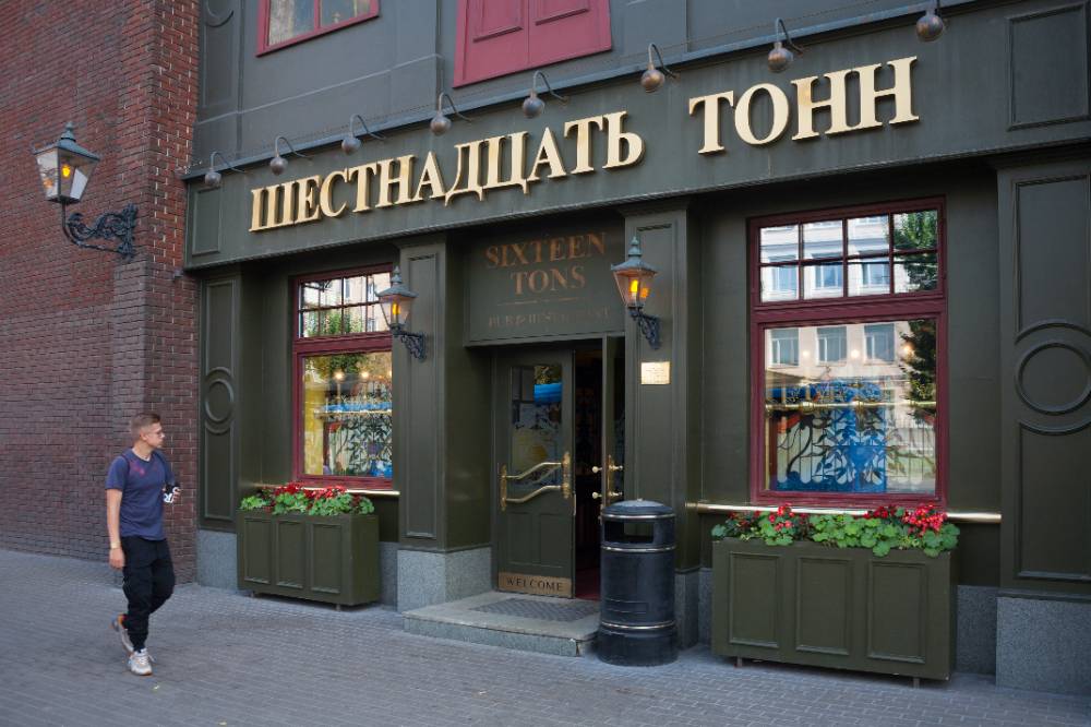 Mash: Неизвестный открыл стрельбу в московском клубе 16 тонн