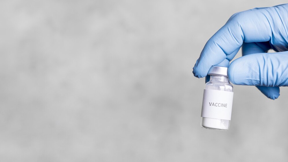 Названы отличия между назальным методом введения вакцины и уколами