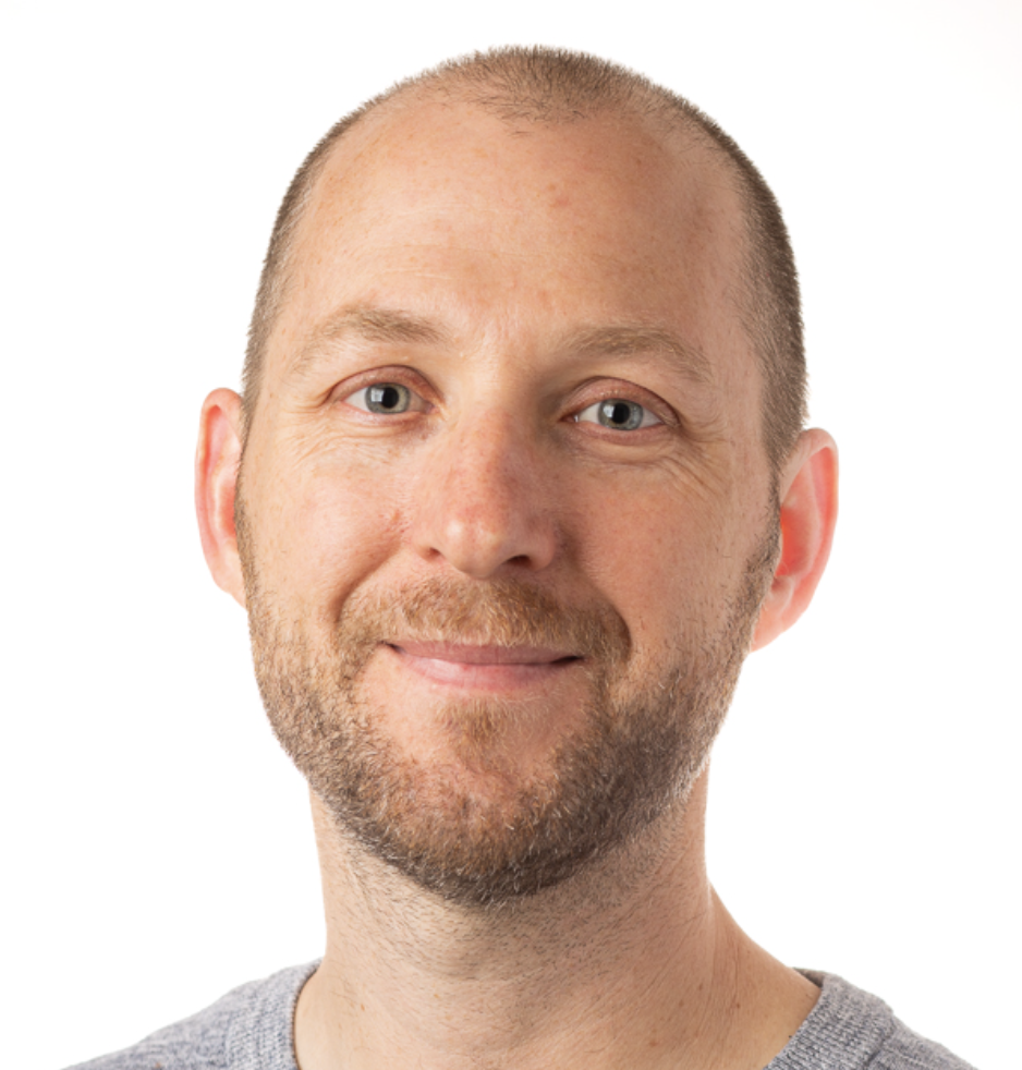 <p>Когда вы прокручиваете ленту новостей, мозг постоянно находится в возбуждённом состоянии. Возникает петля обратной связи: чтобы отключиться от мрачных мыслей, люди ныряют в новостной поток. Но чем чаще вы проверяете новости, тем более мрачная и ужасная картина мира складывается у вас в голове. И вы снова хватаетесь за смартфон в надежде получить информацию, которая решит все проблемы</p>