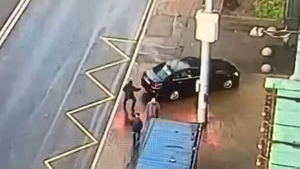 Камеры сняли нападение вооружённого мужчины на бар "16 тонн" и его побег на чёрном Mercedes