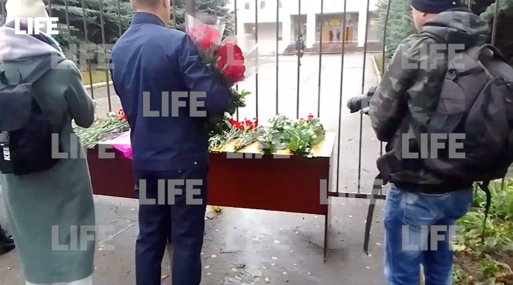 Жители несут цветы и игрушки к школе  88 в Ижевске, где были убиты 13 человек
