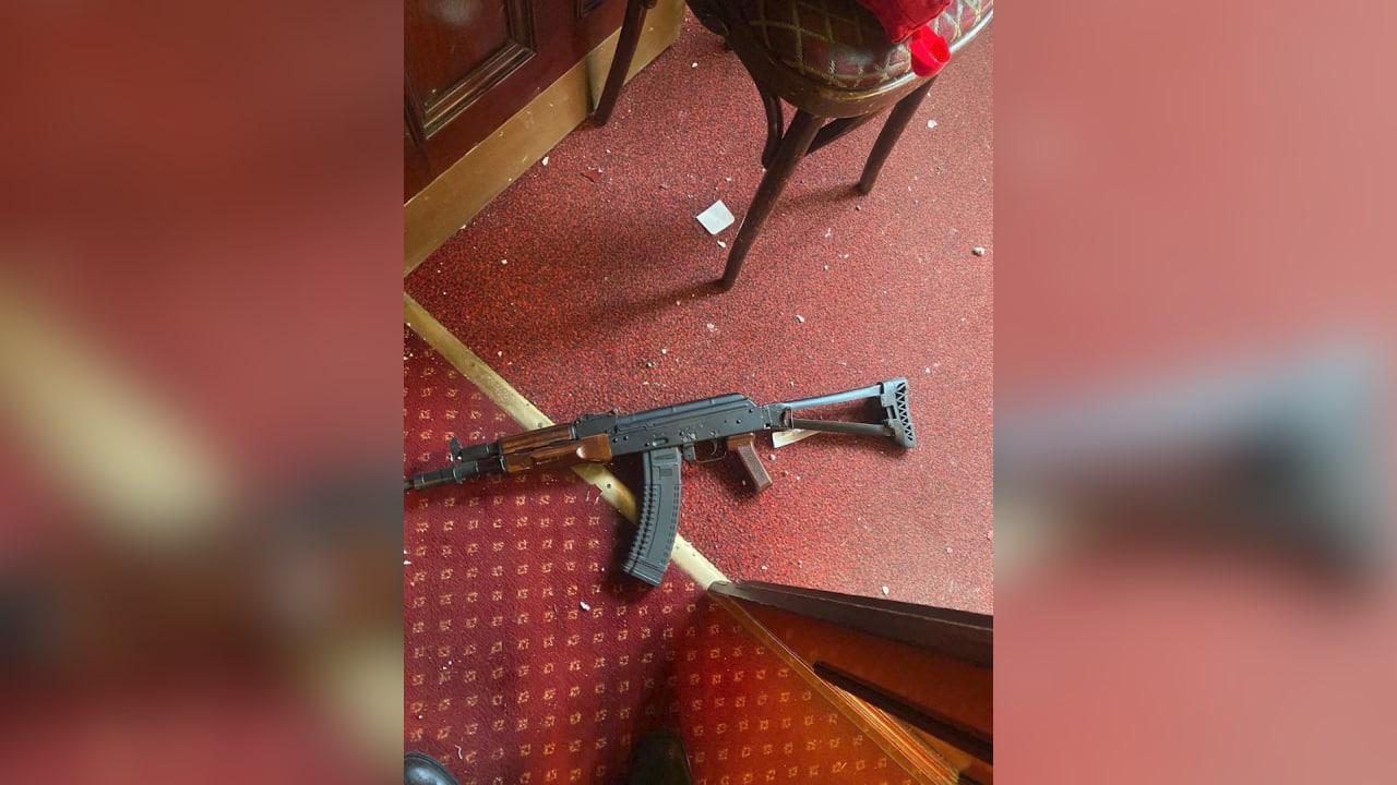 Оружие, брошенное напавшим на охранника клуба "16 тонн". Фото © Телеграм-канал Прокуратуры Москвы