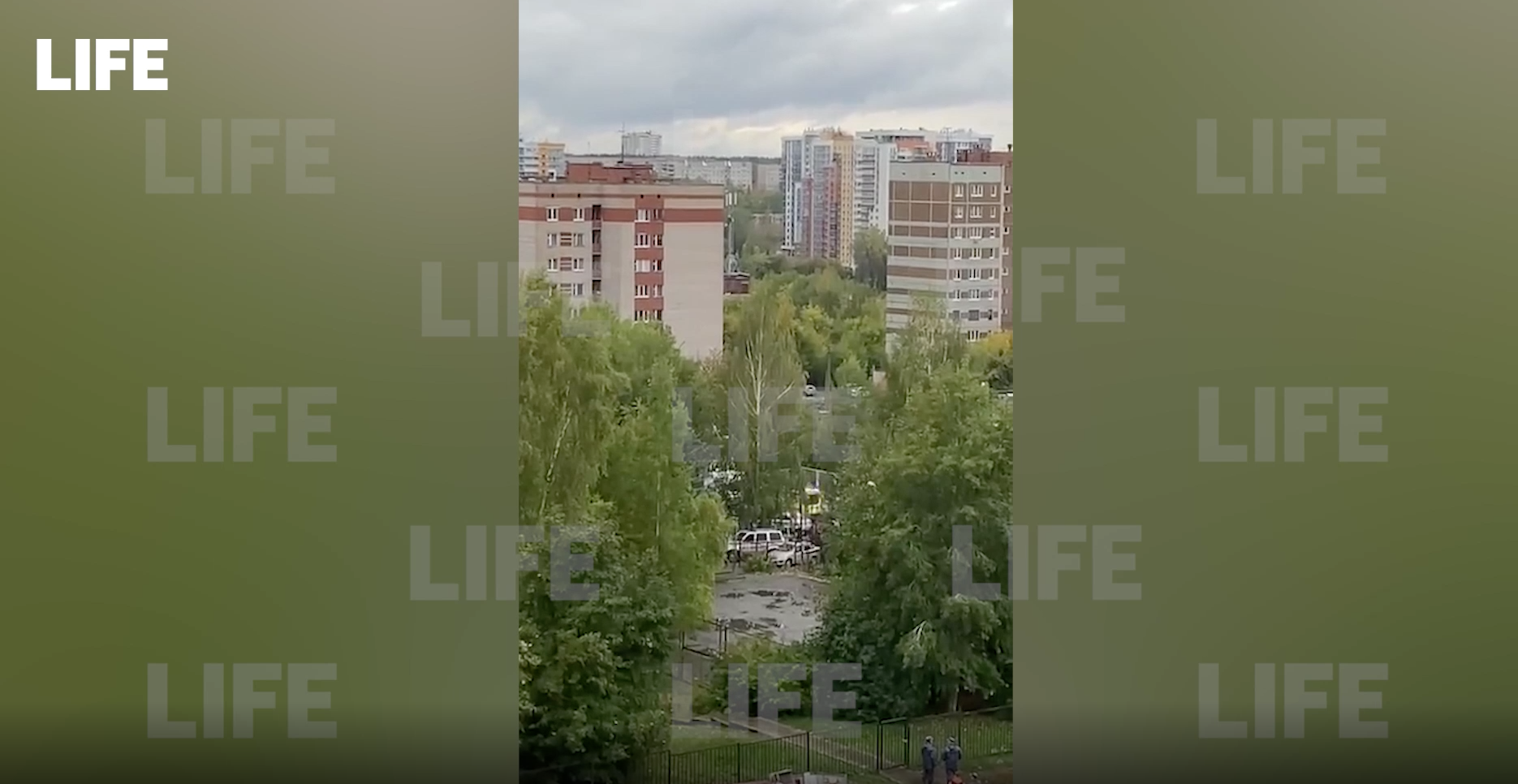 Лайф публикует видео эвакуации детей из школы Ижевска, где произошла стрельба