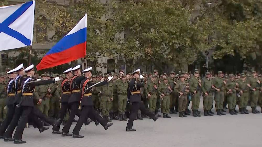 Мобилизованных мужчин из Крыма и Севастополя проводили под аплодисменты и крики Спасибо!