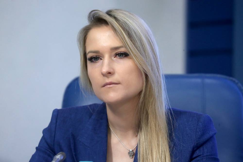 Депутат Госдумы Лантратова попросила Шойгу об отсрочке для учителей школы