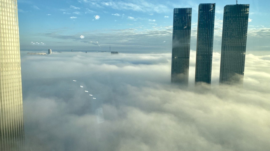 Туман окутал столицу. Обложка © VK / Александр Немцев