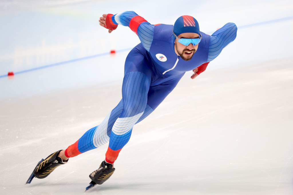 Конькобежец сборной России отрубил себе топором кончики пальцев