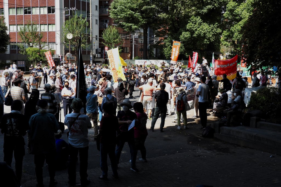 Акция протеста против государственных похорон Абэ. Обложка © Twitter / PhilstarNews / AFP / Toshifumi Kitamura