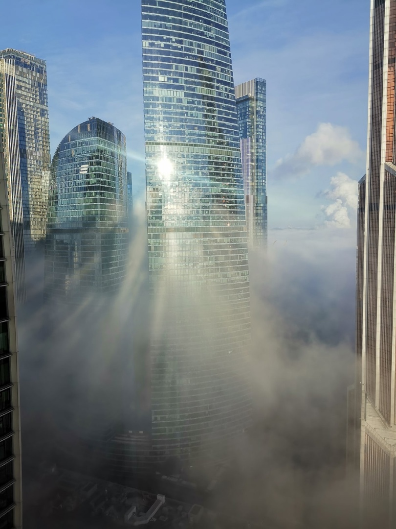 Туман окутал столицу. Обложка © VK / Александр Немцев