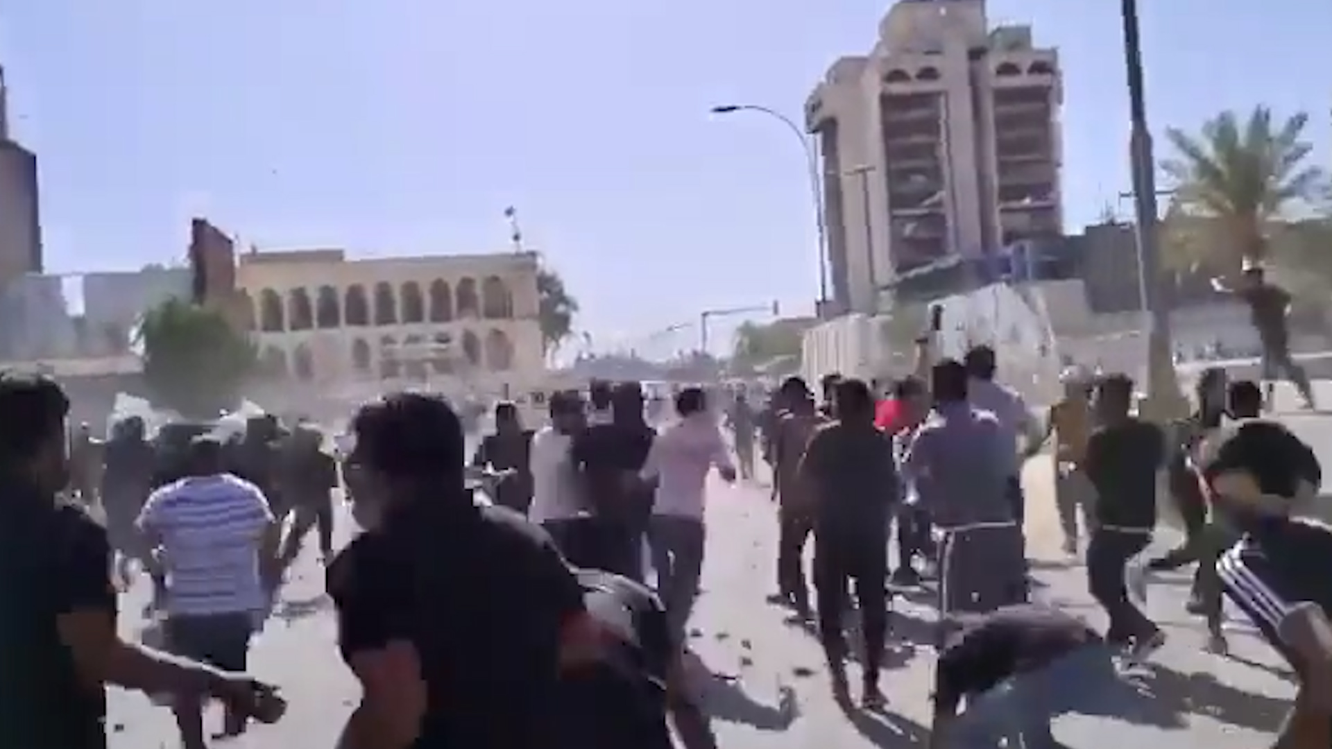 Более 100 силовиков пострадали в столкновениях с протестующими в Багдаде 