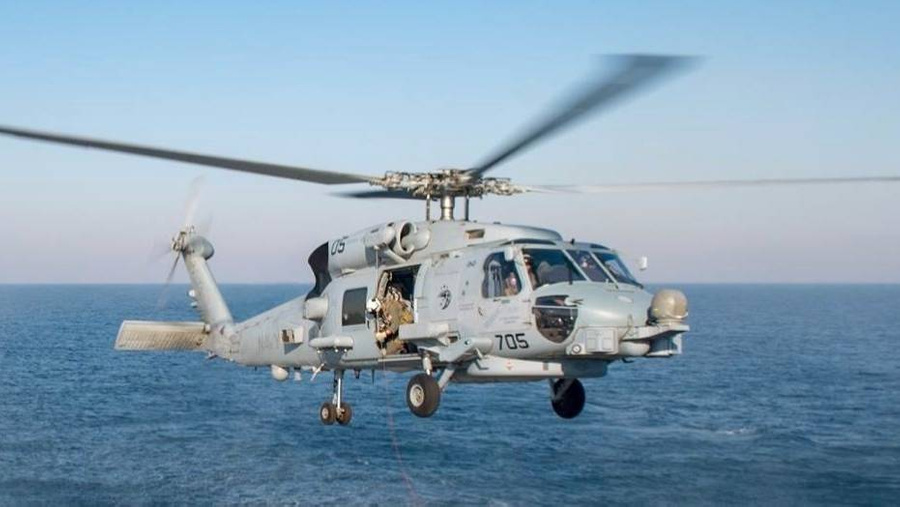 <p>Вертолёт Sikorsky MH-60R Strike Hawk. Фото © Wikipedia / <a href="https://en.wikipedia.org/wiki/Sikorsky_SH-60_Seahawk#/media/File:U.S._Navy_sailors_aboard_USS_STOCKDALE_(DDG_106)_conduct_a_helicopter_in-flight_refueling_drill_with_an_MH-60R_Sea_Hawk_on_the_ship%E2%80%99s_flight_deck_in_the_Persian_Gulf.jpg" target="_blank" rel="noopener noreferrer">Эбигейл Лутц</a></p>