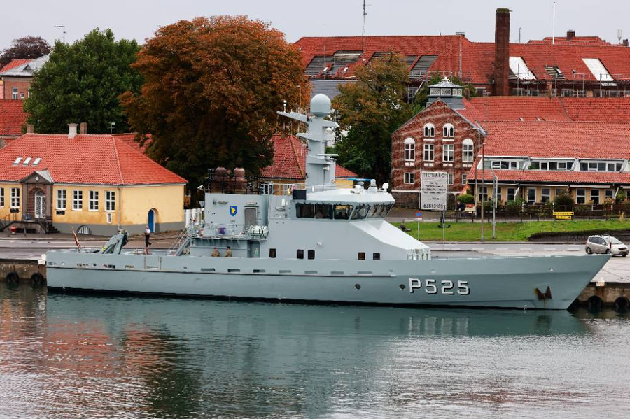 Датское энергетическое агентство подтвердило утечки на газопроводах "Северный поток" и "Северный поток – 2". На фото — датский военный корабль в порту Рённе на острове Борнхольм. Фото © ТАСС / HANNIBAL HANSCHKE